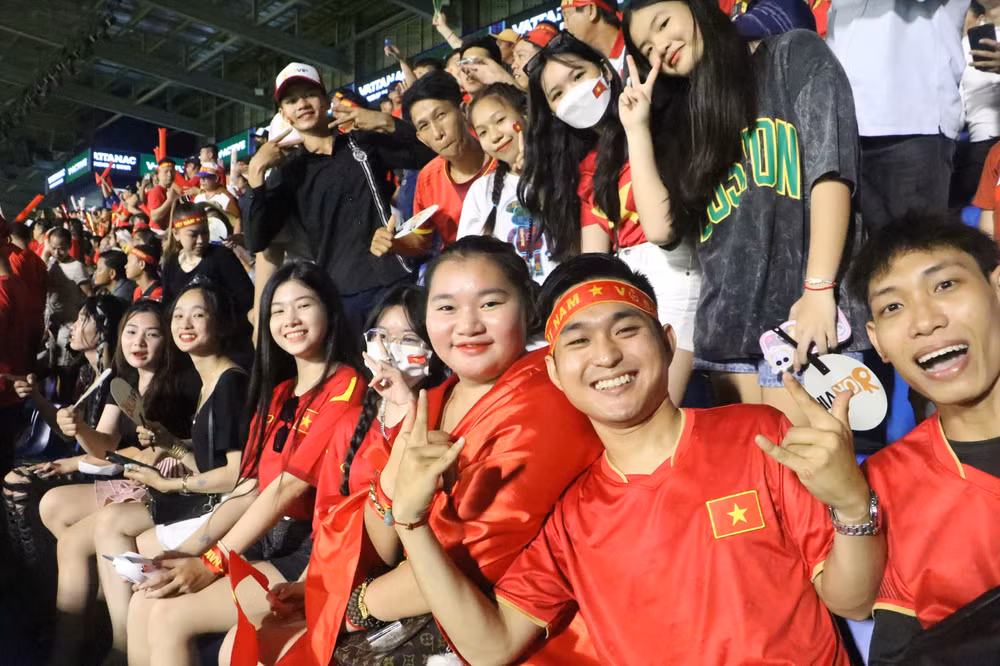 Cổ động viên Việt Nam sang dự khán SEA Games 32 mang theo sức trẻ và niềm tự hào về sự tiến bộ của thể thao nước nhà những năm qua. Cổ động viên Việt Nam sang dự khán SEA Games 32 mang theo sức trẻ và niềm tự hào về sự tiến bộ của thể thao nước nhà những năm qua.