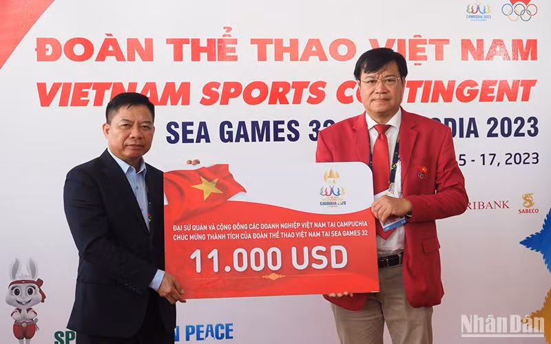 Tặng quà chúc mừng thành tích thi đấu của Đoàn Thể thao Việt Nam tại SEA Games 32.
