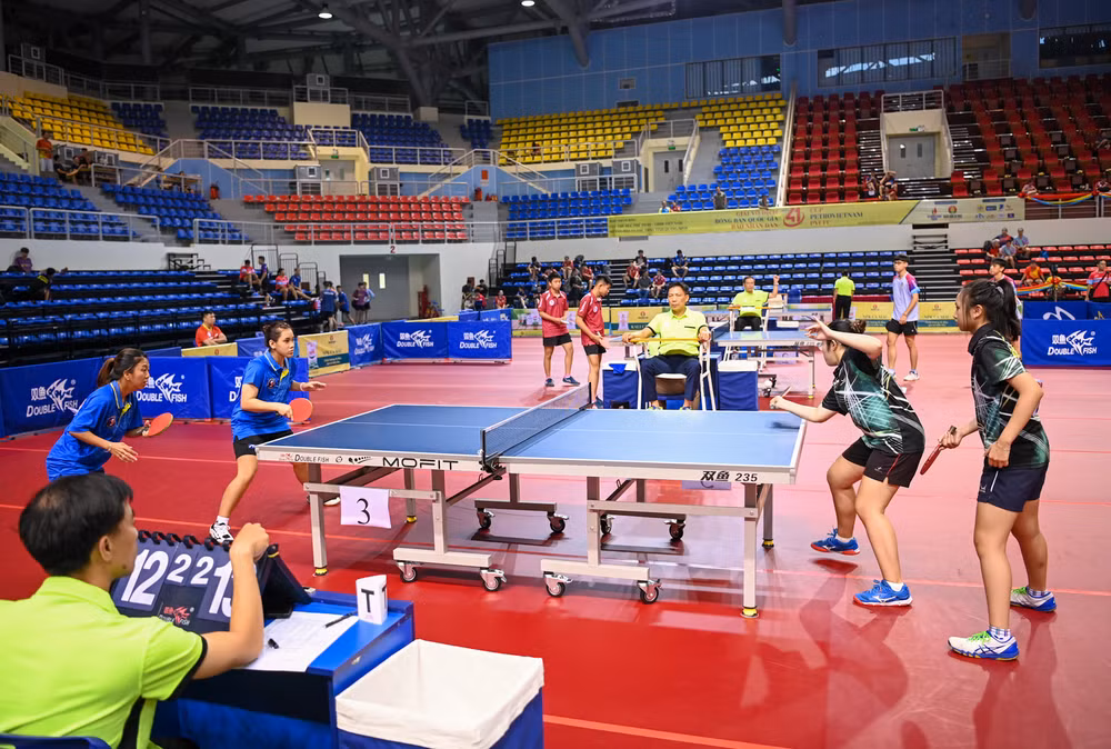Các vận động viên bước vào tranh tài nội dung thi đấu đôi nam, đôi nữ, đôi nam nữ tại Giải vô địch bóng bàn quốc gia Báo Nhân Dân lần thứ 41.