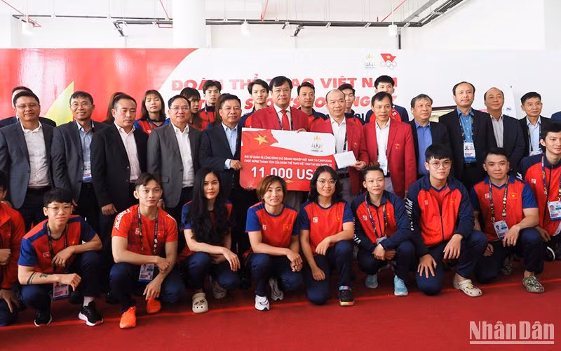 Đoàn Đại sứ quán và doanh nghiệp chụp ảnh lưu niệm cùng Đoàn Thể thao Việt Nam.
