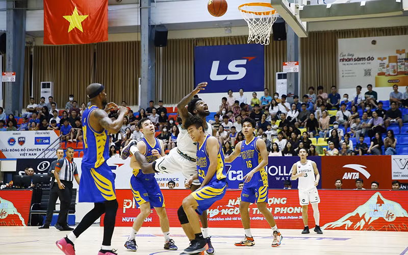 Brachon Griffin đột phá vòng vây Ho Chi Minh City Wings. 