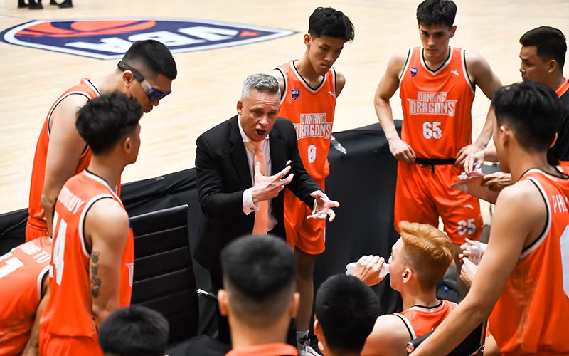 Huấn luyện viên Todd Purves hội ý Danang Dragons. Huấn luyện viên Todd Purves hội ý Danang Dragons.