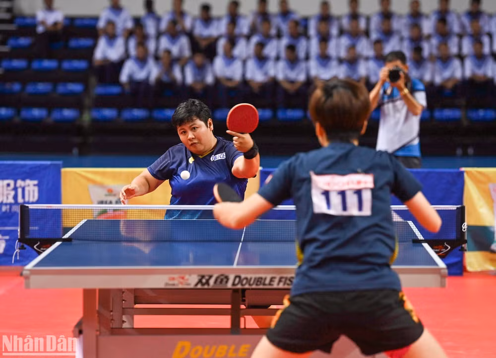 Diệu Khánh nỗ lực dù bị dẫn trước cách biệt. Diệu Khánh nỗ lực dù bị dẫn trước cách biệt.