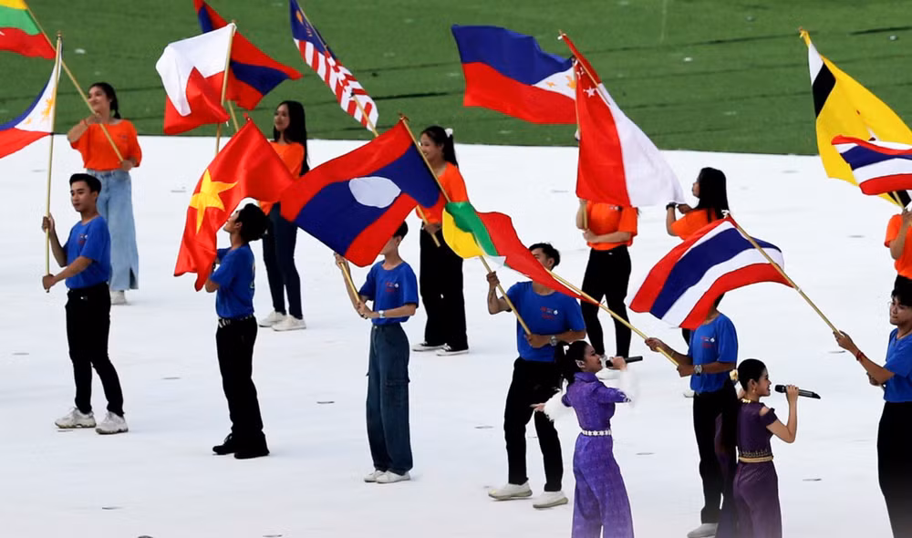 Quốc kỳ Việt Nam và Indonesia bị treo ngược tại Lễ khai mạc SEA Games 32. (Ảnh: Reuters)