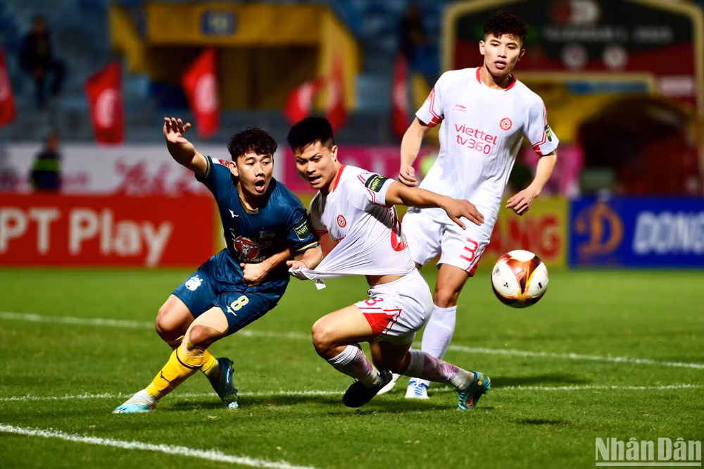 Minh Vương (số 8) để bóng chạm tay trong vòng cấm giúp Viettel gỡ hòa. Minh Vương (số 8) để bóng chạm tay trong vòng cấm giúp Viettel gỡ hòa.