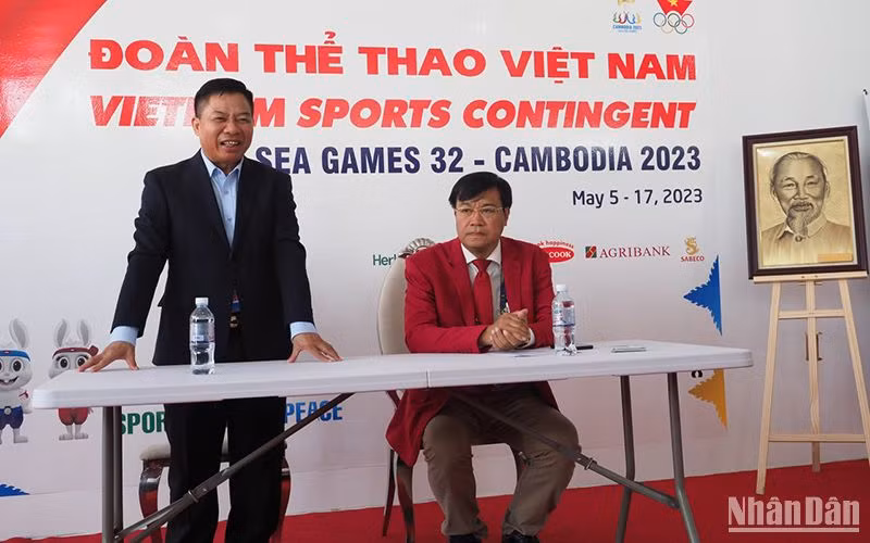 Đại sứ Nguyễn Huy Tăng phát biểu ý kiến.
