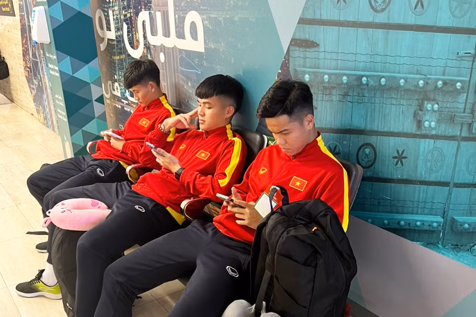 Các tuyển thủ U20 Việt Nam tranh thủ nghỉ ngơi tại sân bay. (Ảnh: VFF)