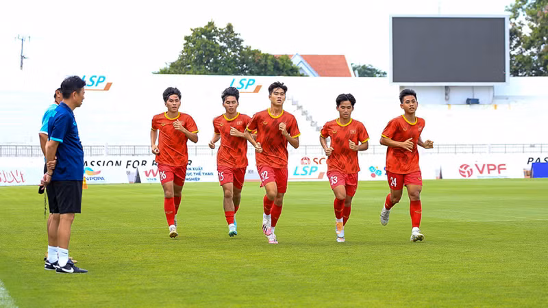 Huấn luyện viên Hoàng Anh Tuấn theo sát các học trò trong quá trình tập luyện. (Ảnh: VFF) Huấn luyện viên Hoàng Anh Tuấn theo sát các học trò trong quá trình tập luyện. (Ảnh: VFF)