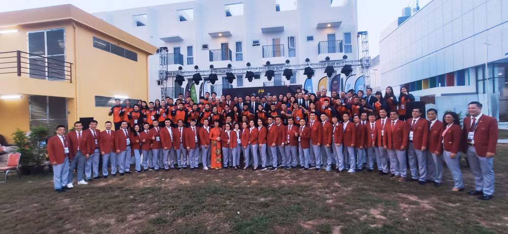 Phó Thủ tướng Trần Lưu Quang và các thành viên trong Đoàn chụp ảnh lưu niệm cùng các vận động viên tham dự SEA Games 32.