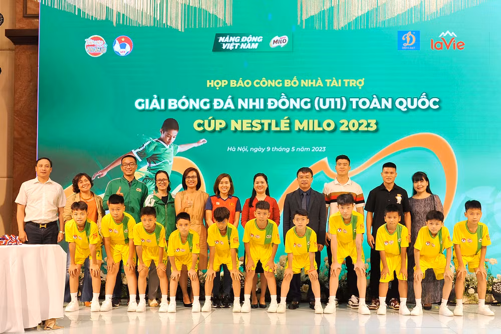 Ban Tổ chức chụp ảnh lưu niệm cùng các cầu thủ nhí U11. (Ảnh: HUY HOÀNG)