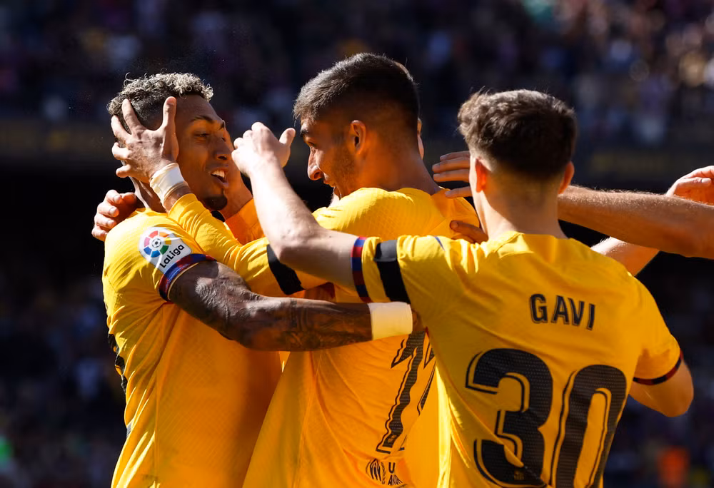 Cầu thủ Barca ăn mừng đầy phấn khích sau bàn thắng mở tỷ số, ngày 23/4. (Ảnh: Reuters)