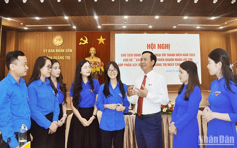 Chủ tịch Ủy ban nhân dân tỉnh Quảng Trị Võ Văn Hưng trò chuyện với cán bộ đoàn, đoàn viên, thanh niên.