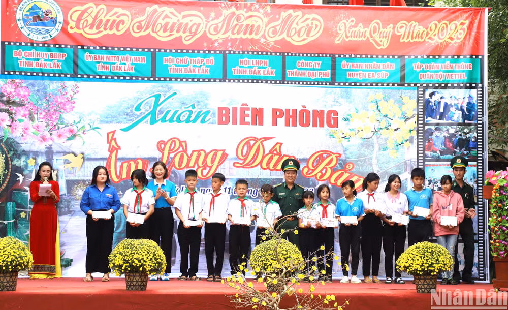 Đại tá Phạm Hữu Chiến, Bí thư Đảng ủy, Chính ủy Bộ Chỉ huy Bộ đội Biên phòng tỉnh Đắk Lắk tặng quà cho các cháu học sinh trong Chương trình “Nâng bước em tới trường”, “Con nuôi đồn Biên phòng”. Đại tá Phạm Hữu Chiến, Bí thư Đảng ủy, Chính ủy Bộ Chỉ huy Bộ đội Biên phòng tỉnh Đắk Lắk tặng quà cho các cháu học sinh trong Chương trình “Nâng bước em tới trường”, “Con nuôi đồn Biên phòng”.