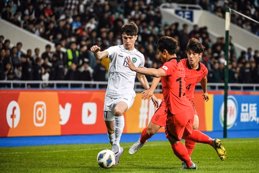 U20 Uzbekistan (áo trắng) thi đấu quyết liệt trước U20 Hàn Quốc. (Ảnh: AFC)