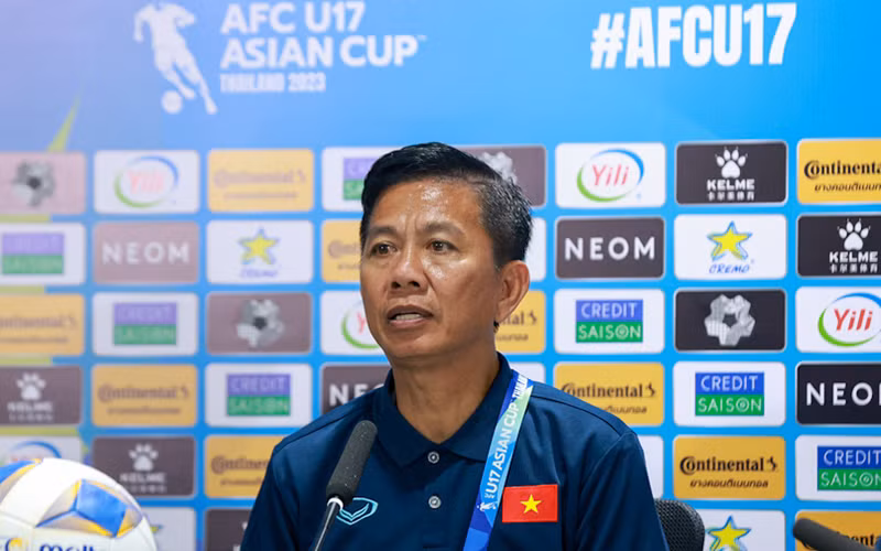 Huấn luyện viên Hoàng Anh Tuấn trả lời tại buổi họp báo sau trận thua U17 Nhật Bản 0-4. (Ảnh: VFF)