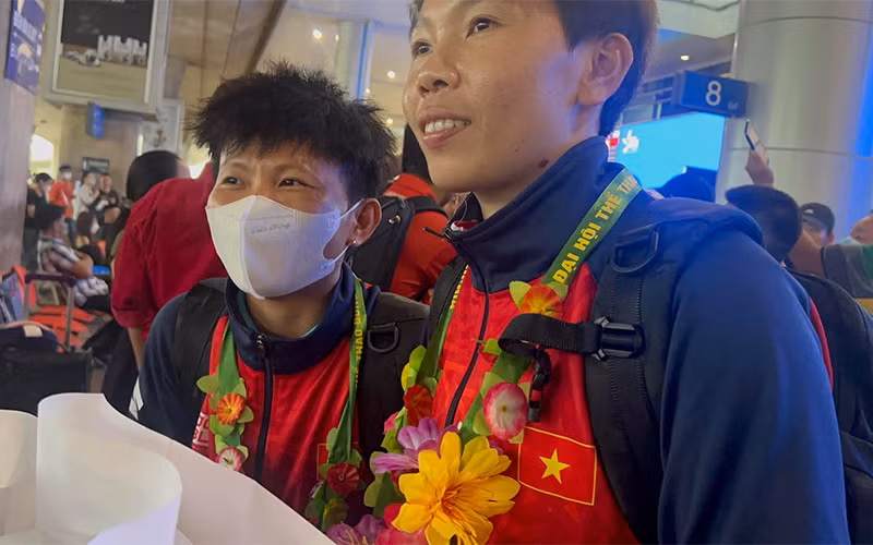 Các cầu thủ được chào đón tại sân bay.