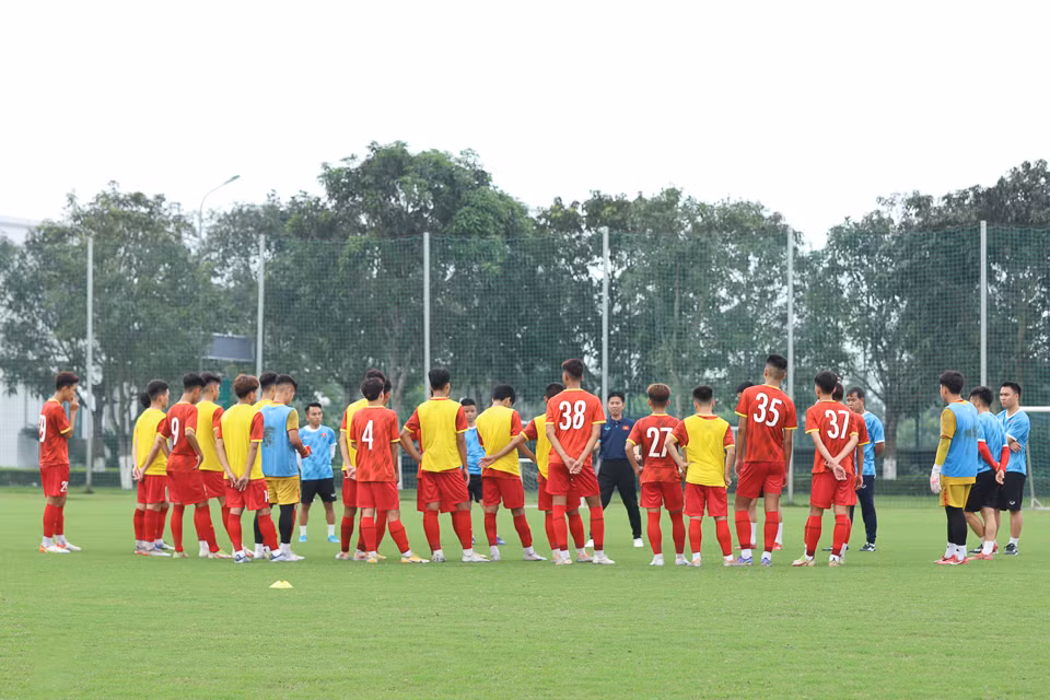 Ban huấn luyện dặn dò các thành viên đội tuyển U17 Việt Nam. (Ảnh: VFF) Ban huấn luyện dặn dò các thành viên đội tuyển U17 Việt Nam. (Ảnh: VFF)