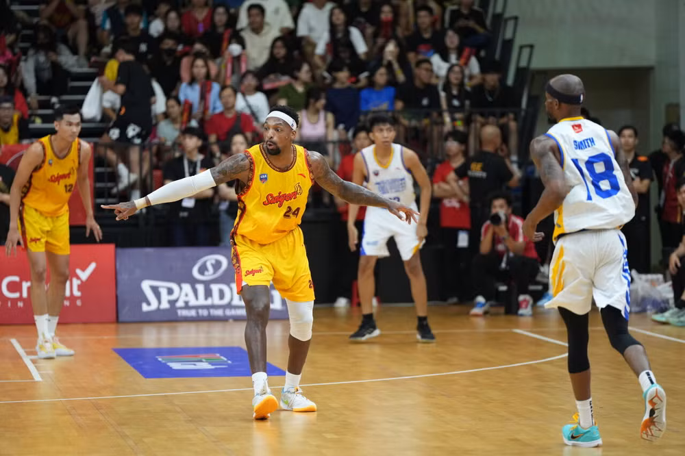 Kentrell Barkley kêu gọi đồng đội bắt người phòng thủ. (Ảnh: VBA) Kentrell Barkley kêu gọi đồng đội bắt người phòng thủ. (Ảnh: VBA)