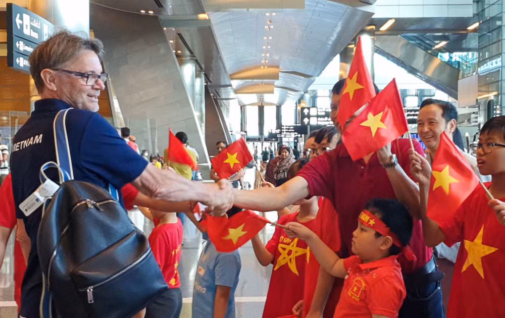Huấn luyện viên Philippe Troussier cảm ơn sự đón tiếp nhiệt tình của đại diện Đại sứ quán và cộng đồng người Việt Nam tại Qatar. (Ảnh: VFF)