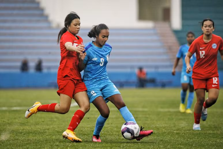U20 nữ Ấn Độ (áo xanh) thi đấu lấn lướt trước U20 nữ Singapore.
