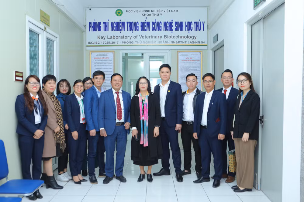 Các đại biểu thăm quan Phòng thí nghiệm trọng điểm Công nghệ sinh học Thú y. Các đại biểu thăm quan Phòng thí nghiệm trọng điểm Công nghệ sinh học Thú y.