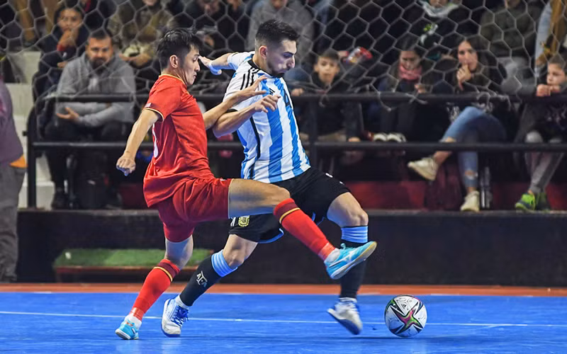 Đội tuyển futsal Argentina thể hiện sức mạnh vượt trội để giành chiến thắng 3-0. (Ảnh: VFF)