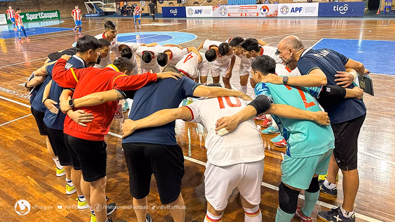 Ban huấn luyện lấy lại tinh thần cho các cầu thủ trong sau khi bị dẫn trước 4-1. (Ảnh: VFF)