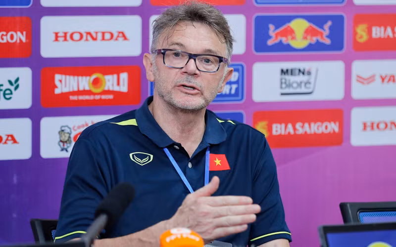 Huấn luyện viên Philippe Troussier trả lời tại buổi họp báo sau trận giao hữu gặp đội tuyển Syria. (Ảnh: VFF)