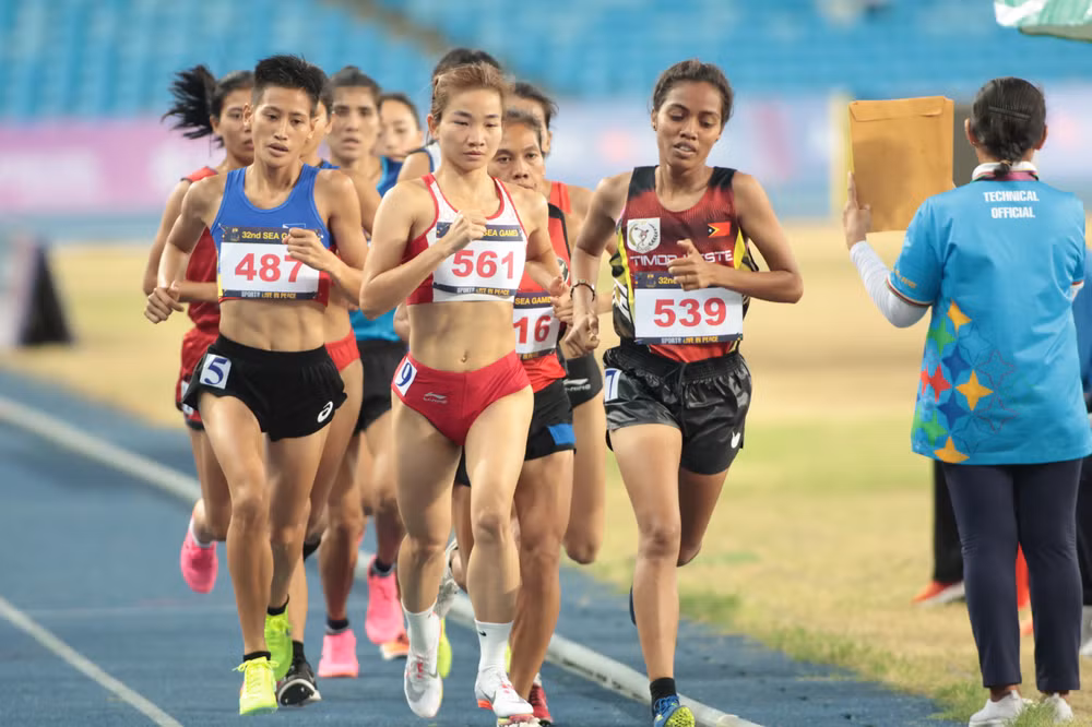 Vận động viên Nguyễn Thị Oanh (số 561) giành Huy chương Vàng môn điền kinh nội dung 5.000m nữ. (Ảnh: TAM NINH)