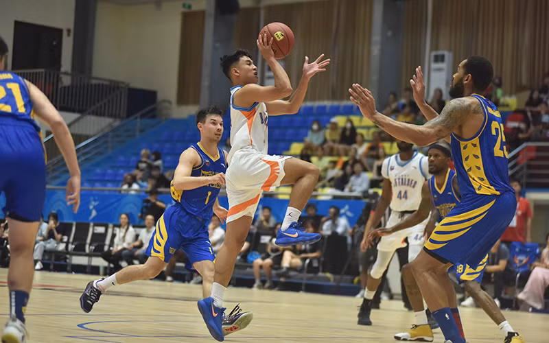 Các tay ném của Hanoi Buffaloes nhập cuộc khá thận trọng trước Amir Williams. Các tay ném của Hanoi Buffaloes nhập cuộc khá thận trọng trước Amir Williams.
