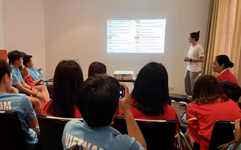 Các nữ tuyển thủ Việt Nam tiếp thu kiến thức về tập luyện cũng như sức khỏe của vận động viên nữ. (Ảnh: VFF)