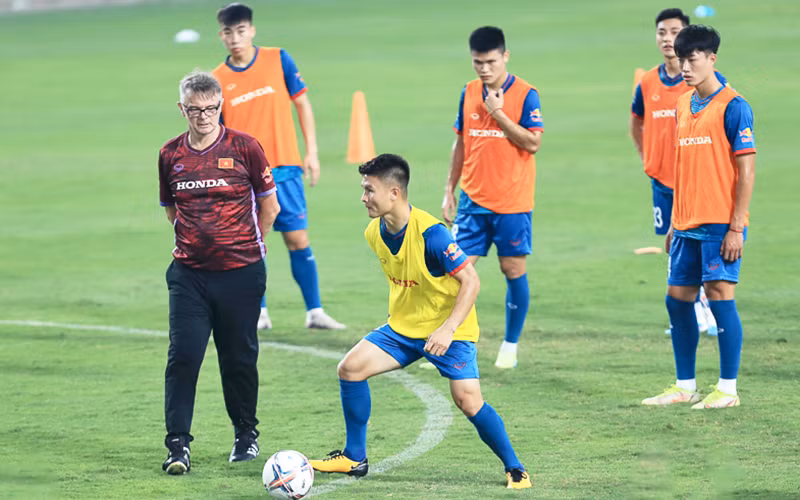 Huấn luyện viên Troussier theo dõi tiền vệ Quang Hải trở lại tập luyện cùng đội tuyển quốc gia. (Ảnh: VFF)