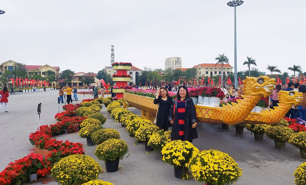 Chụp ảnh lưu niệm bên những chiếc thuyền hoa.