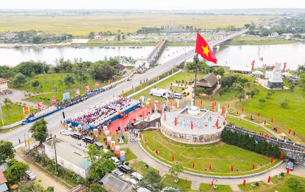 Lễ Thượng cờ Thống nhất non diễn ra tại Di tích quốc gia đặc biệt Đôi bờ Hiền Lương-Bến Hải vào sáng 30/4. 
