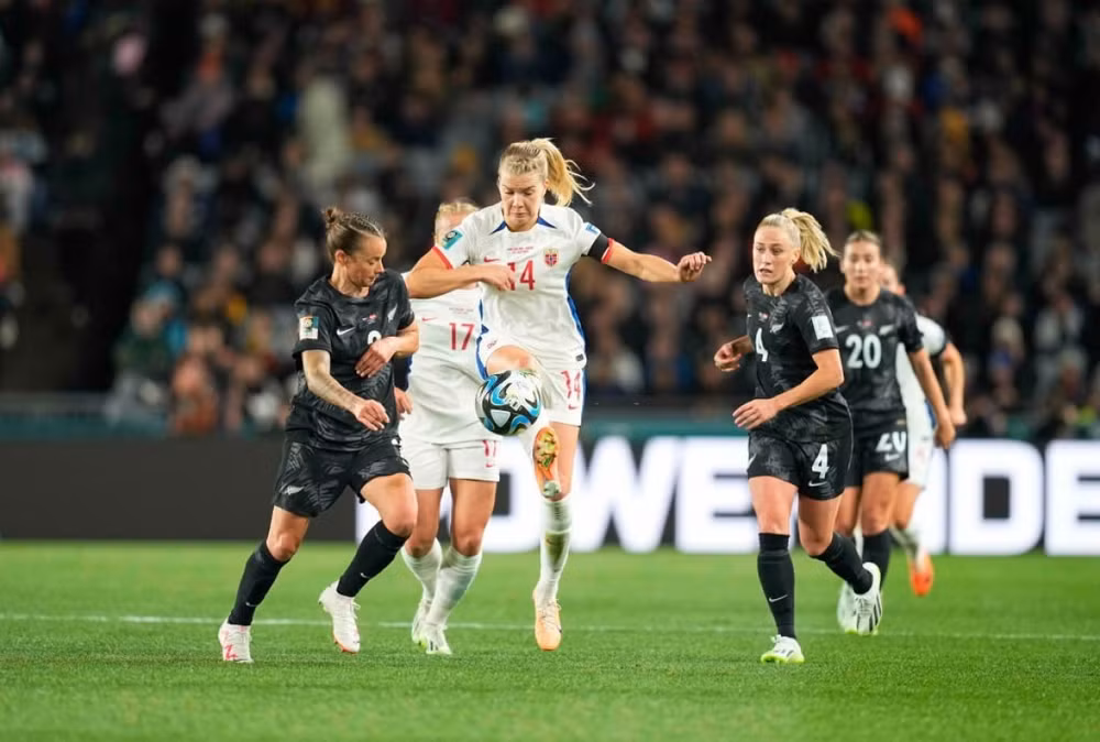 Ada Hegerberg - ngôi sao từng giành Quả bóng Vàng thế giới của Na Uy gặp nhiều khó khăn trước các hậu vệ New Zealand. (Ảnh: Getty). Ada Hegerberg - ngôi sao từng giành Quả bóng Vàng thế giới của Na Uy gặp nhiều khó khăn trước các hậu vệ New Zealand. (Ảnh: Getty).