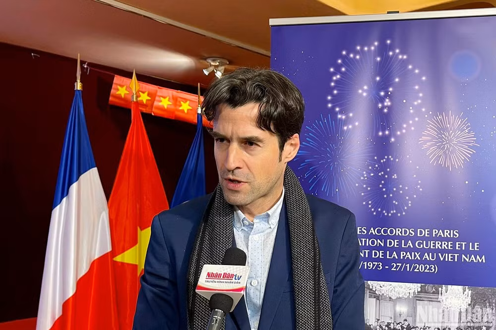 Giáo sư Pierre Journoud trả lời phỏng vấn phóng viên Báo Nhân Dân, cho rằng ký kết Hiệp định Paris được coi là chiến thắng cả về mặt chính trị và chiến lược đối với Việt Nam trong cuộc đấu tranh giành lại độc lập và thống nhất đất nước.