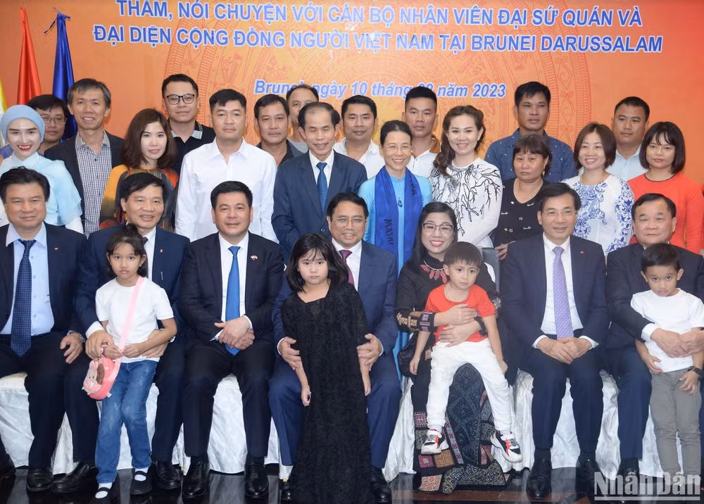 Thủ tướng Phạm Minh Chính và Phu nhân chụp ảnh lưu niệm với bà con cộng đồng người Việt Nam tại Brunei Darussalam.