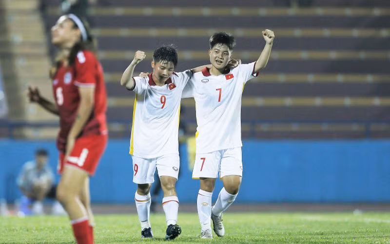 Ngọc Minh Chuyên (số 9) thi đấu ấn tượng dưới màu áo U20 nữ Việt Nam. (Ảnh: VFF)