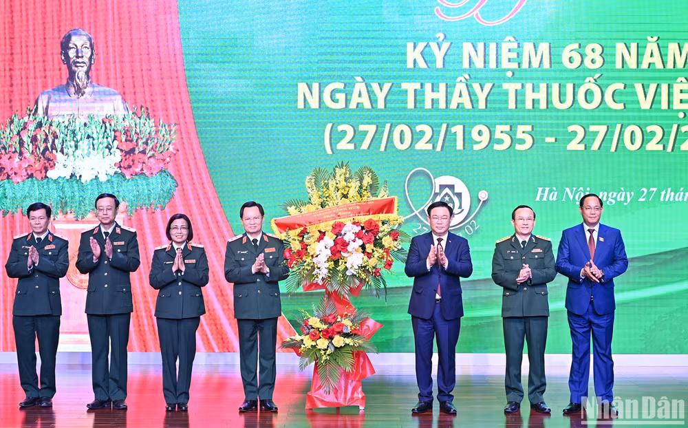 Chủ tịch Quốc hội Vương Đình Huệ tặng hoa chúc mừng đội ngũ thầy thuốc Bệnh viện Trung ương Quân đội 108. (Ảnh: Duy Linh)