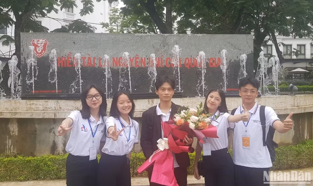 Phút hạnh phúc sau cuộc thi đầy căng thẳng của Đoàn học sinh Trường trung học phổ thông chuyên Lê Quý Đôn, tỉnh Quảng Trị. Phút hạnh phúc sau cuộc thi đầy căng thẳng của Đoàn học sinh Trường trung học phổ thông chuyên Lê Quý Đôn, tỉnh Quảng Trị.