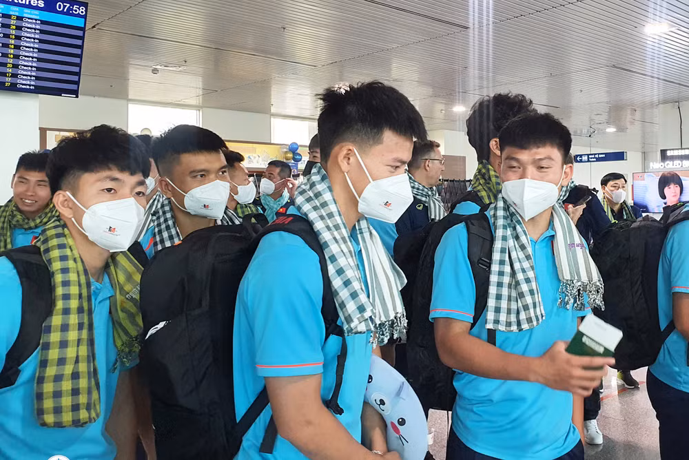 U22 Việt Nam được hãng hàng không Angkor Air tặng khăn Krama truyền thống của người Khmer. U22 Việt Nam được hãng hàng không Angkor Air tặng khăn Krama truyền thống của người Khmer.