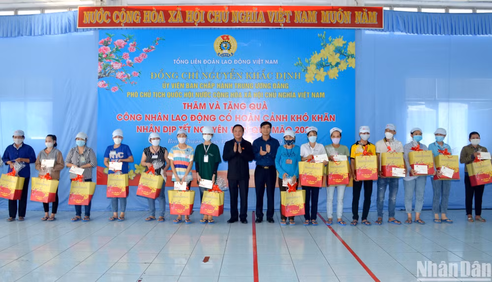 160 công nhân có hoàn cảnh khó khăn đang làm việc tại 12 doanh nghiệp trong khu công nghiệp Phan Thiết được trao quà của lãnh đạo Đảng, Nhà nước.