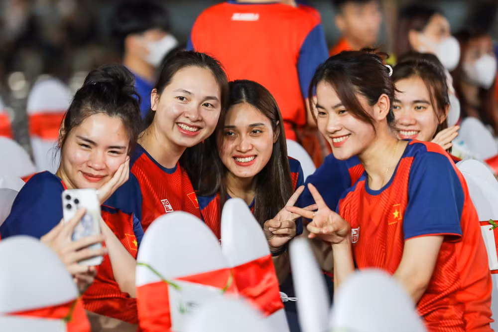 Các nữ vận động viên vui vẻ chụp selfie. Các nữ vận động viên vui vẻ chụp selfie.