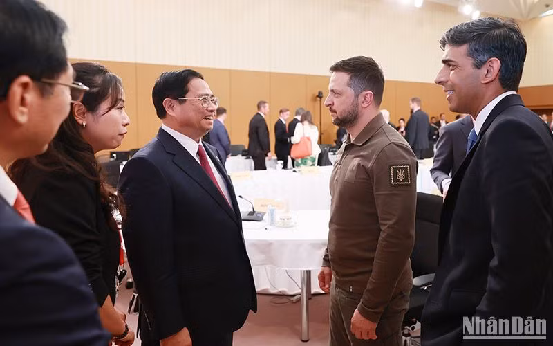 Thủ tướng Phạm Minh Chính gặp mặt Tổng thống Ukraine Volodymyr Oleksandrovych Zelensky. (Ảnh: DƯƠNG GIANG)