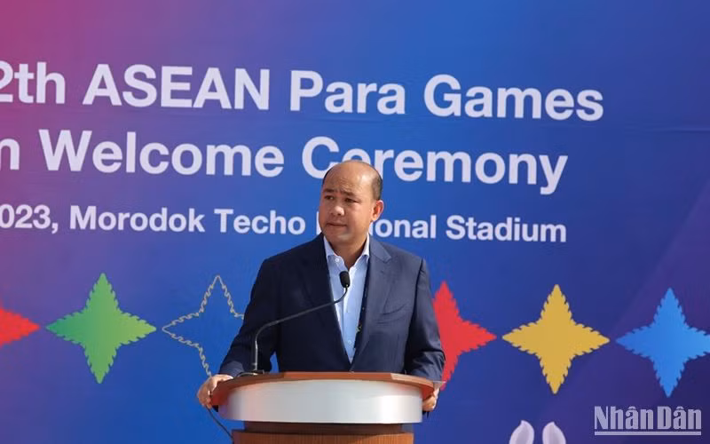 Chủ tịch Hội Liên hiệp Thanh niên Campuchia kiêm Phó Chủ tịch Ủy ban Paralympic quốc gia Campuchia Hun Many phát biểu tại sự kiện.