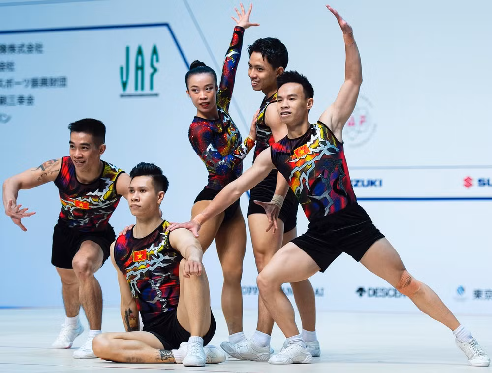 5 thành viên đội tuyển aerobic Việt Nam trình diễn. (Ảnh: MeloGym) 5 thành viên đội tuyển aerobic Việt Nam trình diễn. (Ảnh: MeloGym)