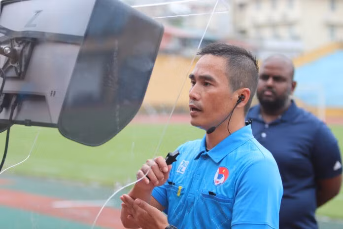 Trọng tài VAR Mai Xuân Hùng thực hành dưới sự giám sát của chuyên gia FIFA. (Ảnh: VFF) Trọng tài VAR Mai Xuân Hùng thực hành dưới sự giám sát của chuyên gia FIFA. (Ảnh: VFF)