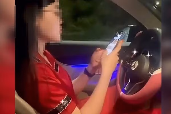 Ảnh trích từ clip chị L.H.N bỏ cả hai tay khi đang lái xe quay TikTok. Ảnh trích từ clip chị L.H.N bỏ cả hai tay khi đang lái xe quay TikTok.