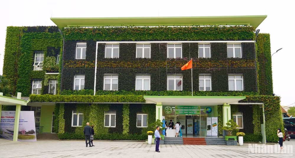 Tòa nhà xanh của Ban quản lý dịch vụ công ích thành phố Đồng Hới làm nhiều người thích thú. (Ảnh: HƯƠNG GIANG)