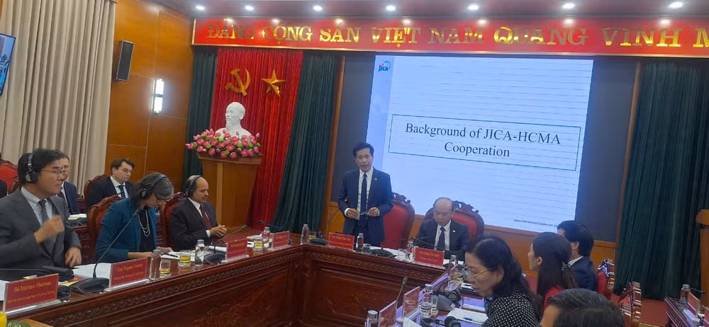 Đồng chí Hoàng Phúc Lâm, Phó Bí thư Đảng ủy, Phó Giám đốc Học viện Chính trị quốc gia Hồ Chí Minh phát biểu tại tọa đàm.